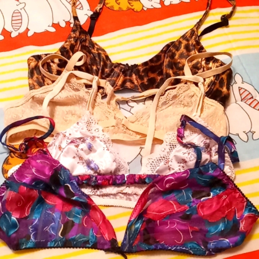 Bundle of 4,Vintage,Non-Padded, Bras in Assorted Colors, Size 34B/M💜💙💕🦋🌷💥